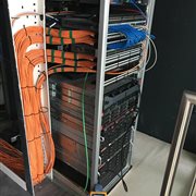 Sede Ikon, cabine di controllo e server